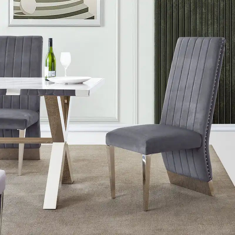 Chaises de salle à manger modernes à dossier haut, style Channel, avec clous décoratifs et pieds en métal poli